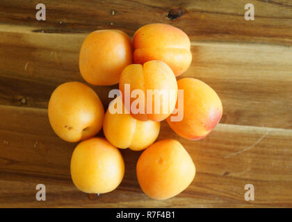 Aprikosen auf hölzernen Tisch Tischset mit Bokeh Hintergrund onMacro Stockfoto