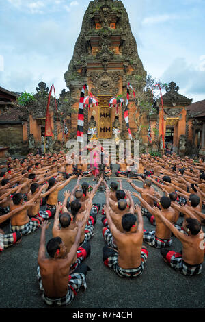 Leistung der balinesische Kecak Tanz, Ubud, Bali, Indonesien Stockfoto