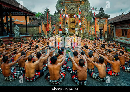 Leistung der balinesische Kecak Tanz, Ubud, Bali, Indonesien Stockfoto