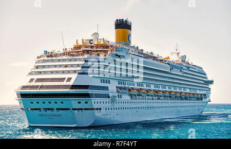 Miami, USA - Januar 24. 2016: Kreuzfahrtschiff Costa Favolosa. Große luxuriöse weiße Kreuzfahrtschiff Zwischenlage auf Meer Wasser und bewölkter Himmel Hintergrund Stockfoto