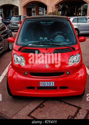 Monte Carlo. Monaco - April 8. 2010: Die roten Ferrari Smart Auto auf der Straße von Monaco Monte Carlo. Frankreich Stockfoto