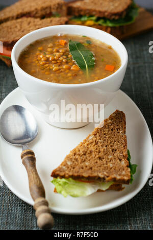 Linsensuppe mit Sandwiches. Stockfoto