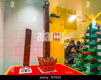 Bologna, Italien - 6. Dezember 2018: Bau Modell in Lego Bausteine der Berühmten das Due Torri Türme von Bologna. In Lego Store der Via Indipendenza Straße. Stockfoto