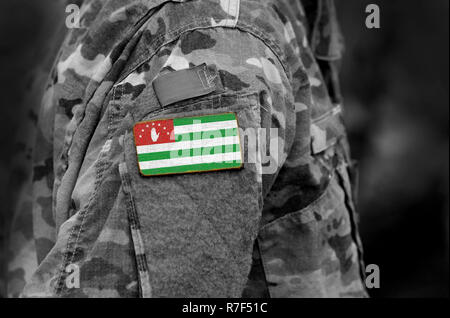 Flagge der Republik Abchasien auf Soldaten arm. Flagge von Abchasien auf militärische Uniformen (Collage). Stockfoto