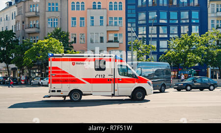 Berlin, Deutschland - 31. Mai 2017: Medizinische Abteilung Service Auto. 112 ist die einheitliche europäische Notrufnummer, die frei gewählt werden können, ist für Feuerwehr und medizinischen Notfall verwendet Stockfoto