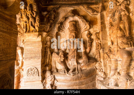 Lord Vishnu sitzt auf Shesha Naga geschnitzt in Badami Höhle 1 am Tempel in badami Badami in Karnataka, Indien. Stockfoto