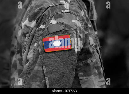 Flagge von Laos auf Soldaten arm. Flagge von Laos auf militärische Uniformen (Collage). Stockfoto