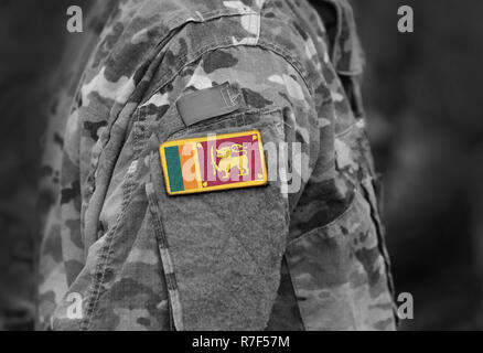 Flagge von Sri Lanka auf Soldaten arm. Flagge von Sri Lanka auf militärische Uniformen (Collage). Stockfoto