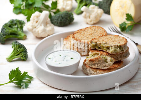 Gemüse Koteletts und Sauce in einer weißen Schüssel, Blumenkohl, Brokkoli auf einem hölzernen Hintergrund Stockfoto