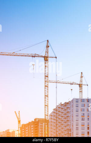 Gebäude und Krananlagen. Farben Foto Stockfoto