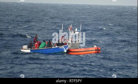 Die Crew der Coast Guard Cutter Donald Horsley gerettet sechs St. Lucian Männer Mai 15, 2017 Von der längst überfällige 20-Fuß-Boot, einer Zeit, etwa 25 Seemeilen vor der Westküste von Martinique. Die geretteten Männer angeblich für 13 Stunden ohne Nahrung, Wasser und radio Ausstattung waren hilflos, nachdem ihr Boot aus Gas und Öl auf ihrer Rückreise nach St. Lucia aus Martinique lief. Stockfoto