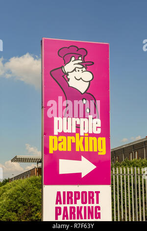 BATH ROAD, LONDON HEATHROW AIRPORT - JUNI 2018: großes Schild vor dem Eingang zum Lila Parkgarage auf der Bath Road in der Nähe von London Heathrow Stockfoto