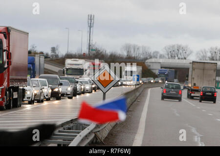 Roppenheim, Frankreich. 08 Dez, 2018. Ein langer Stau ist auf der Seite in Richtung Frankreich. Rund 100 Französische gelbe Weste Aktivisten protestierten auf einer Straße in der Nähe der Französisch Deutsch Grenzübergang bei Roppenheim gegen die französische Regierung. Sie wurden von einigen Aktivistinnen aus der Deutschen rechten Gruppen unterstützt. Sie waren Teil der grösseren gelbe Weste Protestbewegung in Frankreich, die in den vergangenen 4 Wochen in ganz Frankreich protestiert. Quelle: Michael Debets/Pacific Press/Alamy leben Nachrichten Stockfoto