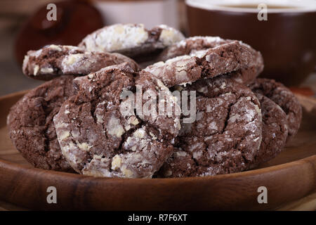 Nahaufnahme von einem Stapel von chocolate fudge Cookies auf einer Holzplatte Stockfoto
