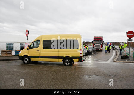 Roppenheim, Frankreich. 08 Dez, 2018. Demonstranten blockieren den Verkehr für eine kurze Zeit mit einem Van. Rund 100 Französische gelbe Weste Aktivisten protestierten auf einer Straße in der Nähe der Französisch Deutsch Grenzübergang bei Roppenheim gegen die französische Regierung. Sie wurden von einigen Aktivistinnen aus der Deutschen rechten Gruppen unterstützt. Sie waren Teil der grösseren gelbe Weste Protestbewegung in Frankreich, die in den vergangenen 4 Wochen in ganz Frankreich protestiert. Quelle: Michael Debets/Pacific Press/Alamy leben Nachrichten Stockfoto