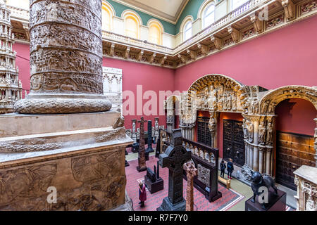 Die Besetzung Gerichte Galerien des Victoria und Albert Museum. Cast Repliken der wichtigsten Skulptur für Bildung, Knightsbridge, London. Großbritannien Stockfoto