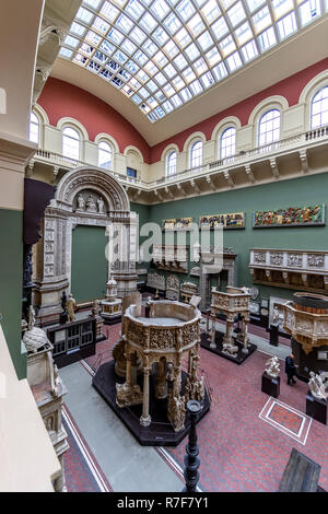 Die Besetzung Gerichte Galerien des Victoria und Albert Museum. Cast Repliken der wichtigsten Skulptur für Bildung, Knightsbridge, London. Großbritannien Stockfoto