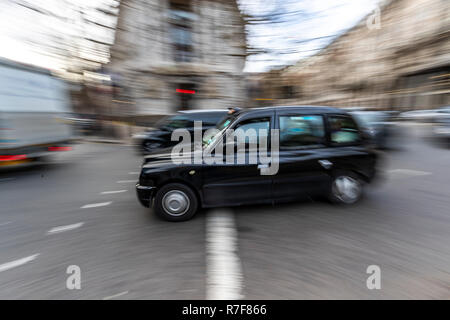 Black Cab geht durch die Hohe Kommission von Australien, die am längsten etablierte Gesandtschaft in London. Großbritannien Stockfoto