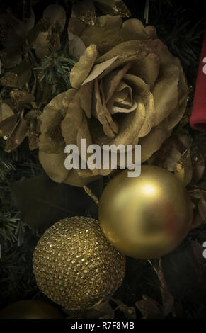 Goldene Kugeln und Rosen am Weihnachtsbaum Stockfoto
