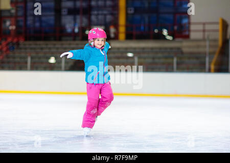 Kind eislaufen Eishalle. Kinder Skate. Aktive Familie Sport im Winter Ferienhäuser und der kalten Jahreszeit. Kleine Mädchen in bunten Verschleiß Training oder Lea Stockfoto