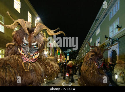 Salzburg: Krampuslauf (Krampus-Lauf, Perchtenlauf, Krampus, Maske Prozession) in der Altstadt in der Straße, in der hofstallgasse zurück Burg Hohensalzburg Stockfoto