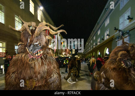 Salzburg: Krampuslauf (Krampus-Lauf, Perchtenlauf, Krampus, Maske Prozession) in der Altstadt in der Straße, in der hofstallgasse zurück Burg Hohensalzburg Stockfoto
