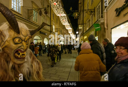 Salzburg: Krampuslauf (Krampus-Lauf, Perchtenlauf, Krampus, Maske Prozession) in der Altstadt in der Getreidegasse Gasse im Flachgau, Salzburg, Österreich Stockfoto