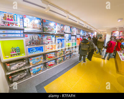 Bologna, Italien - 6. Dezember 2018: Innenraum der Lego Store von Bologna, Legosteine, In der Via Indipendenza Straße. Stockfoto