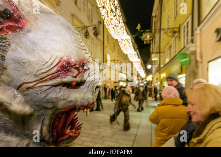 Salzburg: Krampuslauf (Krampus-Lauf, Perchtenlauf, Krampus, Maske Prozession) in der Altstadt in der Getreidegasse Gasse im Flachgau, Salzburg, Österreich Stockfoto