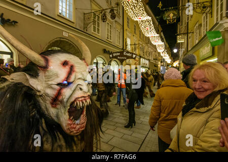 Salzburg: Krampuslauf (Krampus-Lauf, Perchtenlauf, Krampus, Maske Prozession) in der Altstadt in der Getreidegasse Gasse im Flachgau, Salzburg, Österreich Stockfoto