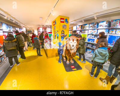 Bologna, Italien - 6. Dezember 2018: Die jüngsten Einweihung des berühmten Konstruktionen, Spielzeug, Ziegelsteine, die Lego Store von Bologna entfernt. Stockfoto