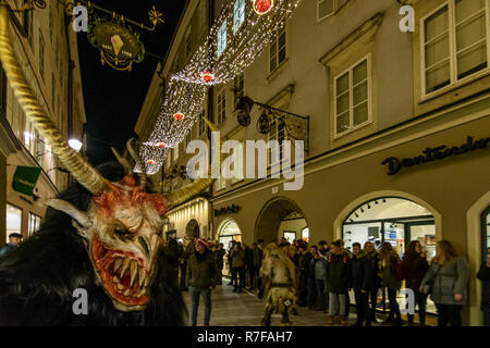 Salzburg: Krampuslauf (Krampus-Lauf, Perchtenlauf, Krampus, Maske Prozession) in der Altstadt in der Getreidegasse Gasse im Flachgau, Salzburg, Österreich Stockfoto