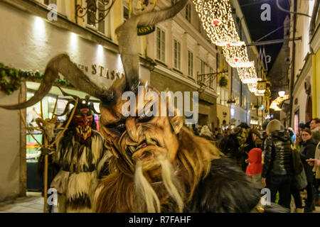 Salzburg: Krampuslauf (Krampus-Lauf, Perchtenlauf, Krampus, Maske Prozession) in der Altstadt in der Getreidegasse Gasse im Flachgau, Salzburg, Österreich Stockfoto