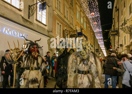 Salzburg: Krampuslauf (Krampus-Lauf, Perchtenlauf, Krampus, Maske Prozession) in der Altstadt in der Getreidegasse Gasse im Flachgau, Salzburg, Österreich Stockfoto