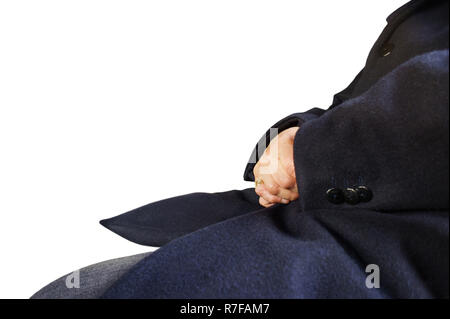 Silhouette der Sitzung kaukasischen Mann in einen blauen Mantel auf weißem Hintergrund. Ältere Hände - Teil des erwachsenen Menschen warten Stockfoto