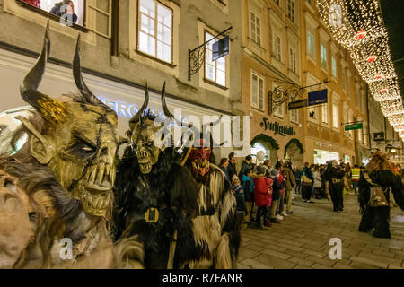 Salzburg: Krampuslauf (Krampus-Lauf, Perchtenlauf, Krampus, Maske Prozession) in der Altstadt in der Getreidegasse Gasse im Flachgau, Salzburg, Österreich Stockfoto