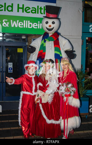 Melodie Burke als Mistel mit Donna Maria als Miss Weihnachten und David Waddington als Merry nach ihren Auftritten in Wimbledon 2. Dezember 2018 Stockfoto