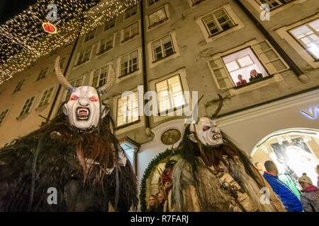 Salzburg: Krampuslauf (Krampus-Lauf, Perchtenlauf, Krampus, Maske Prozession) in der Altstadt in der Getreidegasse Gasse im Flachgau, Salzburg, Österreich Stockfoto