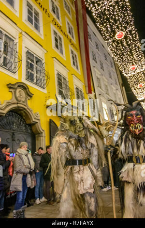 Salzburg: Krampuslauf (Krampus-Lauf, Perchtenlauf, Krampus, Maske Prozession) in der Altstadt in der Gasse vor der Getreidegasse Mozarts Geburtshaus (M Stockfoto