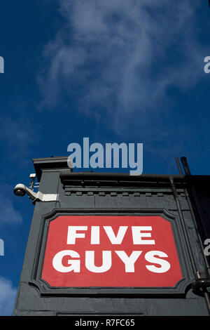 Name Zeichen an einem Zweig der Burger Restaurant kette fünf Jungs, in Richmond upon Thames, Surrey, England Stockfoto