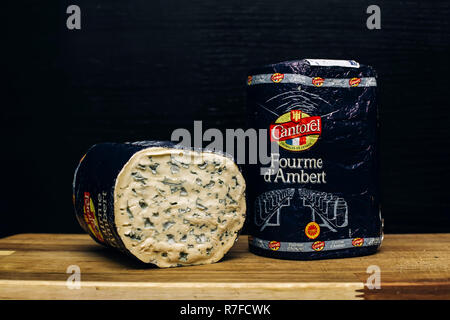 Belgrad, SERBIEN - 22. NOVEMBER 2018: Detail der Fourme d'Ambert Käse in Belgrad, Serbien. Es ist ein halb-Hart französischen Blauschimmelkäse. Stockfoto