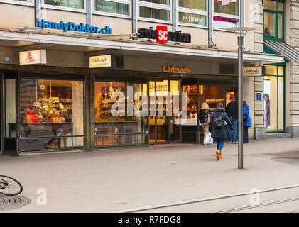 Zürich, Schweiz - Dezember 6, 2015: die Menschen und Geschäfte an der Bahnhofstrasse Street in der Stadt Zürich in der Adventszeit. Die Bahnhofstraße ist Zuric Stockfoto