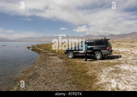 Karakul, Tadschikistan, 22. August 2018: Auto mit Fahrer am Karakul See in der Nähe der Karakul Stadt im Pamir in Tadschikistan Stockfoto