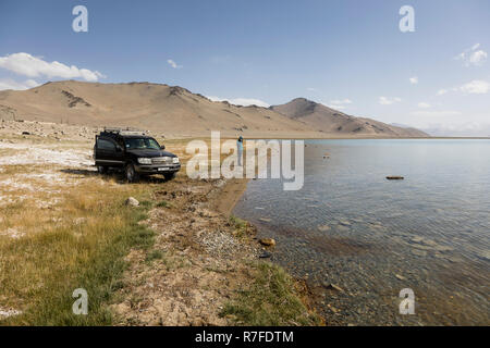 Karakul, Tadschikistan, 22. August 2018: Auto mit Fahrer am Karakul See in der Nähe der Karakul Stadt im Pamir in Tadschikistan Stockfoto