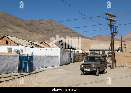 Murghab, Tadschikistan, 23. August 2018: Wohnhaus mit Geländewagen in Murghab, ein wichtiger Zwischenstopp auf dem Pamir Highway Stockfoto