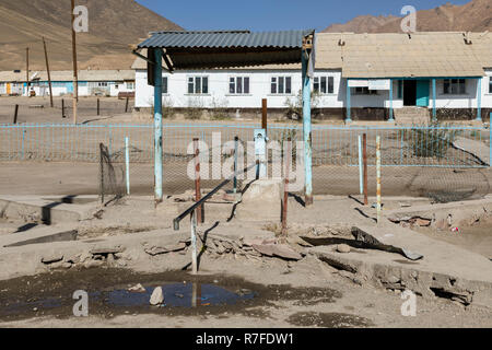 Murghab, Tadschikistan, 23. August 2018: Wohnhaus mit Brunnen in Murghab, ein wichtiger Zwischenstopp auf dem Pamir Highway Stockfoto