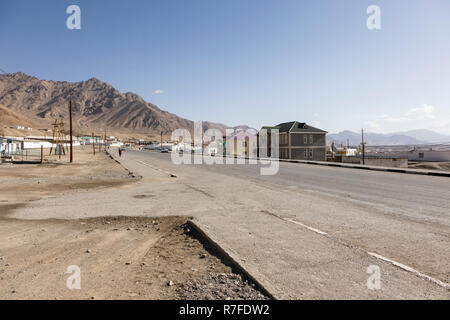 Murghab, Tadschikistan, 23. August 2018: Murghab mit dem Pamit Autobahn mitten durch das Dorf führt Stockfoto