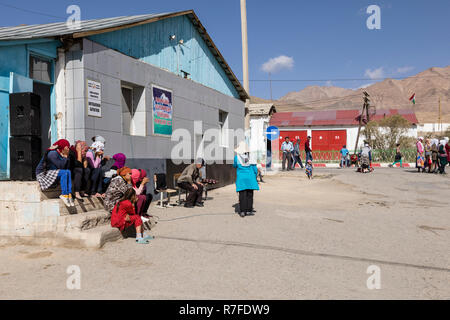 Murghab, Tadschikistan, 23. August 2018: Der Bevölkerung sitzt auf der Straße genießen das schöne Wetter in Murghab im Pamir Stockfoto