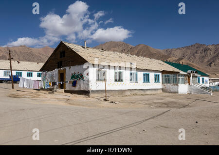 Murghab, Tadschikistan, 23. August 2018: Wohngebäude in Murghab, ein wichtiger Zwischenstopp auf dem Pamir Highway Stockfoto