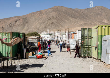 Murghab, Tadschikistan, 23. August 2018: Markt in murghab am Samstag Morgen. Die Verkaufsstände sind in alten Behälter Stockfoto